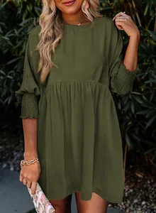 Vue détaillée d'une robe vert olive avec col rond et poignets élastiques froncés.