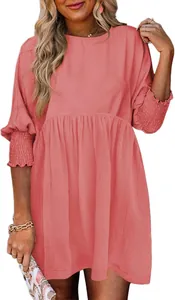 Détail rapproché des poignets smockés sur une robe décontractée rose corail femme