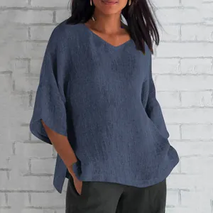 Detalle de la camiseta de algodón y lino azul marino con cuello en V y corte holgado