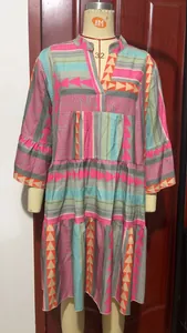 Vista dettagliata di un abito da donna con stampa geometrica, scollo a V e gonna a balze
