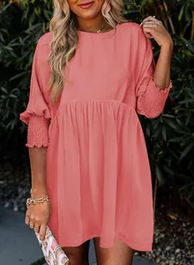 Robe décontractée rose corail à col rond avec poignets smockés et taille empire ajustée