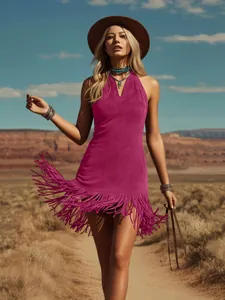 Vestido halter boho vintage de ante fucsia con flecos para mujer en entorno desértico