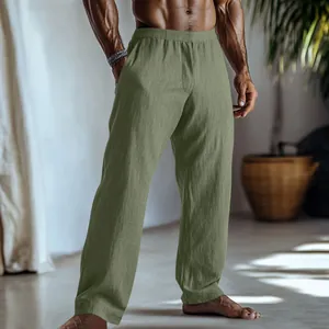 Dettaglio ravvicinato di pantaloni casual da uomo in lino e cotone verde oliva con texture