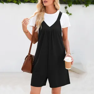 Combinaison chic noire à col en V avec un t-shirt blanc basique pour l'été