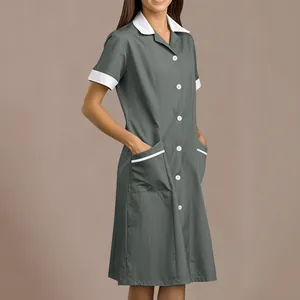 Professionelles graues medizinisches Uniformkleid mit weißem Reverskragen und Taschen