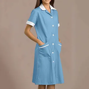 Detailansicht eines hellblauen Pflege-Uniformkleides mit weißem Kragen und Seitentaschen