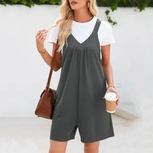Vue détaillée d'une combinaison décontractée grise à col en V pour femme avec t-shirt blanc