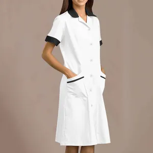 Detailansicht eines weißen Pflegeuniformkleids mit schwarzem Kontrastrevers und Taschen