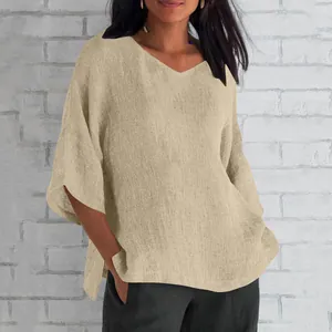 Vista detallada de la blusa beige de lino y algodón con cuello en V y textura de tela natural