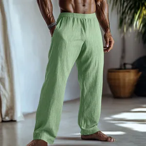 Dettaglio dei pantaloni casual da uomo in lino verde traspirante con tasca e vestibilità ampia