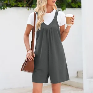 Combishort gris décontracté à col en V pour femme porté sur un t-shirt blanc classique
