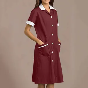 Weinrotes Pflegekleid mit weißem Reverskragen, Knopfleiste und praktischen Taschen.