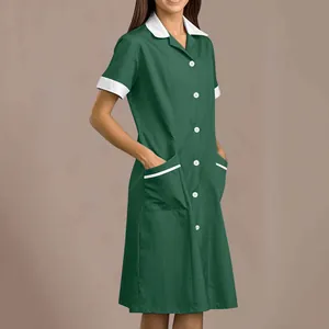 Detailansicht einer dunkelgrünen Pflegeuniform mit weißem Kragen und praktischen Taschen.