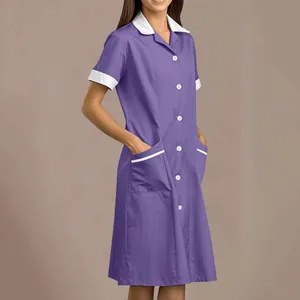 Detailansicht eines lila Pflegeuniform-Kleides mit weißem Revers und zwei Taschen