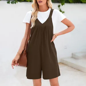 Vue détaillée d'une combinaison marron à col en V pour femme en tissu à texture gaufrée
