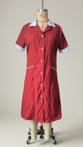 Detailansicht eines professionellen roten Pflegeuniformkleides mit weißem Revers und großen Taschen