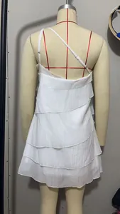 Achteraanzicht detail van een sexy witte one-shoulder mini-jurk met ruches op een pop