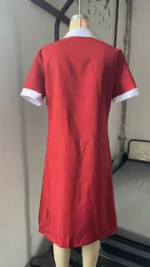 Rückansicht eines roten kurzärmeligen Krankenschwesternkleids mit weißem Kontrastkragen.