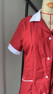 Professionelles rotes Medizinerkleid mit weißem Kragen und Taschendetails