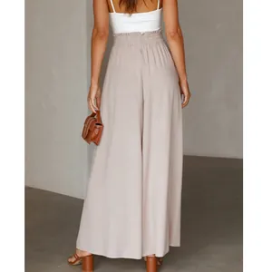 Πίσω όψη γυναικείου casual παντελονιού με ψηλή μέση και φαρδιά μπατζάκια σε μπεζ