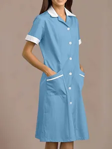 Hellblaues Schwesternkleid mit weißem Kragen und Taschen für medizinisches Fachpersonal