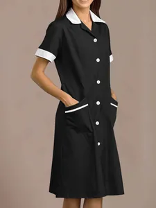 Professionelles schwarzes Kurzarm-Pflegekleid mit weißem Kragen und praktischen Taschen