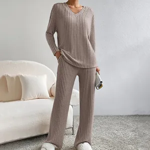 Vista detallada del conjunto de punto acanalado para mujer con cuello en V y pantalón