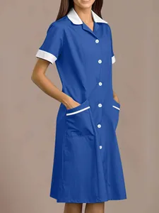 Professionelles blaues kurzärmeliges Pflegeuniformkleid mit weißem Reverskragen und Taschen