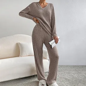Conjunto de punto acanalado para mujer con cuello en V y pantalón ancho