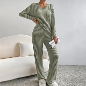 Elegante conjunto de punto acanalado verde oliva de dos piezas con cuello en V