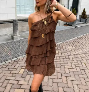 Gedetailleerd overzicht van een bruine one-shoulder mini-jurk met ruches voor de zomer