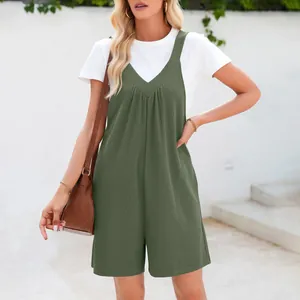 Combishort femme col V en maille gaufrée vert olive avec t-shirt blanc décontracté