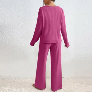 Vista trasera de un conjunto de punto acanalado de dos piezas para mujer en fucsia