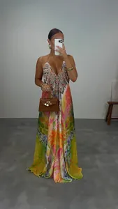 Robe longue bohème à col licou avec imprimés colorés et silhouette fluide élégante