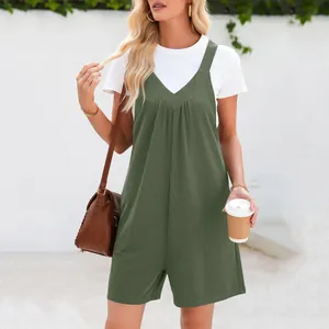 Combinaison décontractée vert olive à col en V pour femme avec un t-shirt blanc
