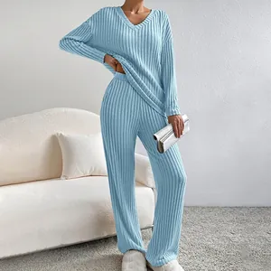 Vista de cuerpo completo que muestra el ajuste y la textura del conjunto azul de punto