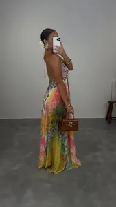 Vue latérale d'une robe maxi bohème fleurie avec un élégant design dos nu été