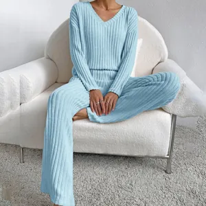 Conjunto de relax de dos piezas en punto acanalado azul claro con jersey de cuello en V.