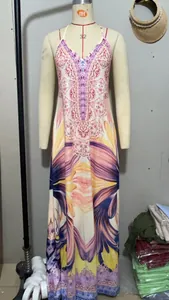 Détail d'une robe longue à imprimé bohème avec col en V et motifs