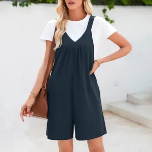 Détail d'une combinaison short bleu marine à col en V avec un t-shirt blanc