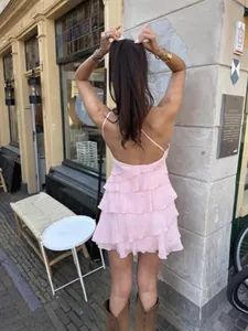 Stijlvolle zomerse backless one-shoulder mini-jurk met ruches in zachtroze voor dames