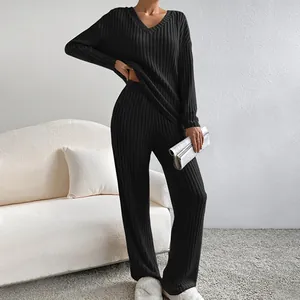 Vista detallada del conjunto de punto negro para mujer con cuello en V y pantalón recto
