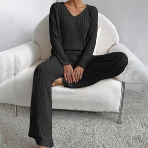 Cómodo conjunto de punto acanalado negro con cuello en V y pantalones de pernera ancha