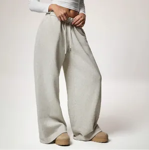Vista detallada de pantalones de chándal grises de pierna ancha con cordón ajustable