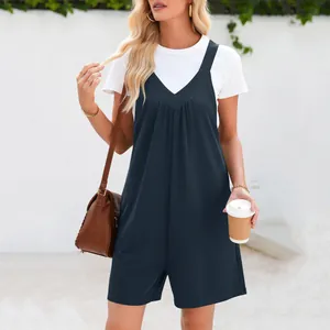 Détail d'une combinaison short bleu marine à col en V avec un t-shirt blanc décontracté