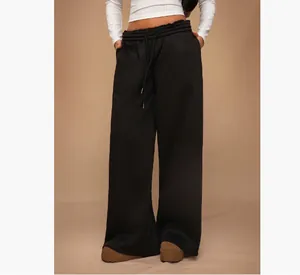 Vista detallada de pantalones de chándal negros holgados con forro polar y cintura elástica