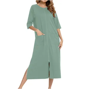 Dettaglio di una camicia da notte premaman verde salvia con zip e maniche a tre quarti
