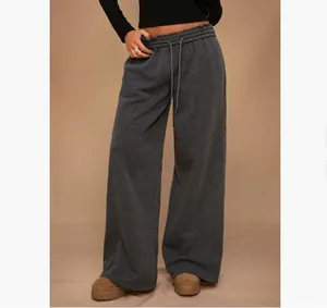 Vista detallada de los pantalones de chándal anchos gris oscuro con cordón cintura