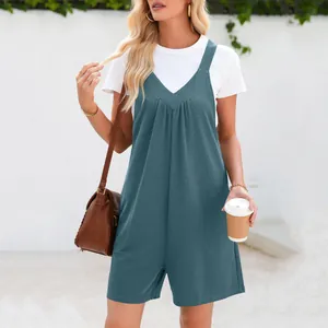 Détail d'une combinaison bleue texturée à col en V avec un style d'été décontracté