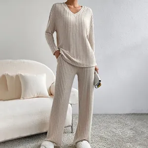 Vista detallada de un conjunto de punto acanalado beige para mujer con cuello en V y pantalón